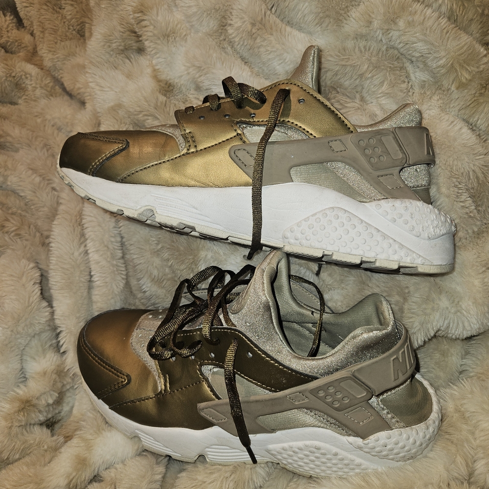 Nike Women’s Metallic Gold Huarache Sneaker